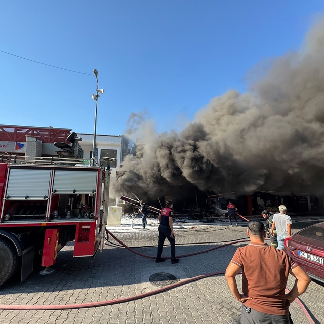 Fethiye'de ayakkabı mağazası alevlere teslim oldu