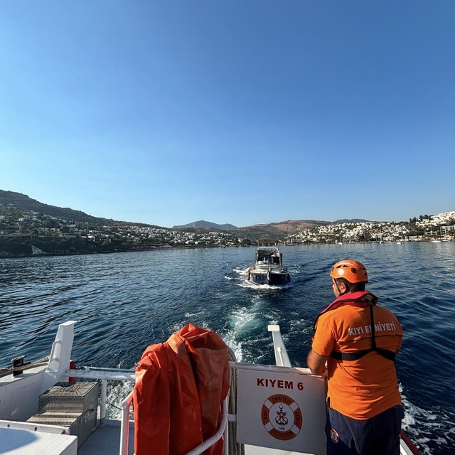 Bodrum'da su alan ve içerisinde 4 kişinin bulunduğu tekne kurtarıldı
