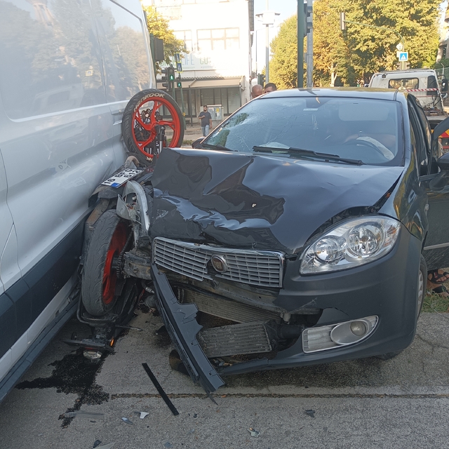 Kazada otomobil ile minibüs arasında sıkışan motosikletin sürücüsü ağır yar...