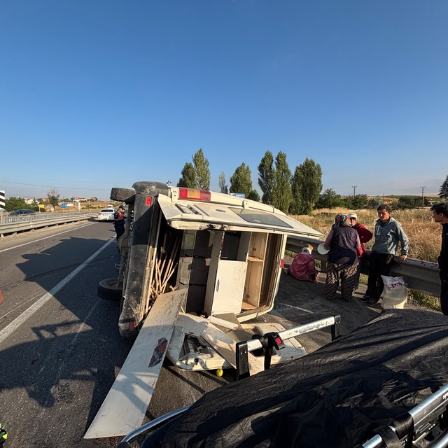 Tarım işçilerini taşıyan minibüs devrildi: 2'si ağır 14 yaralı