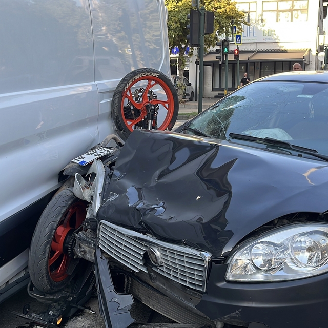Otomobille çarpışan motosiklet iki araç arasında sıkıştı: 1 yaralı