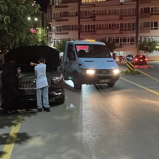 Sivas'ta iki araç çarpıştı: 3'ü çocuk 4 yaralı