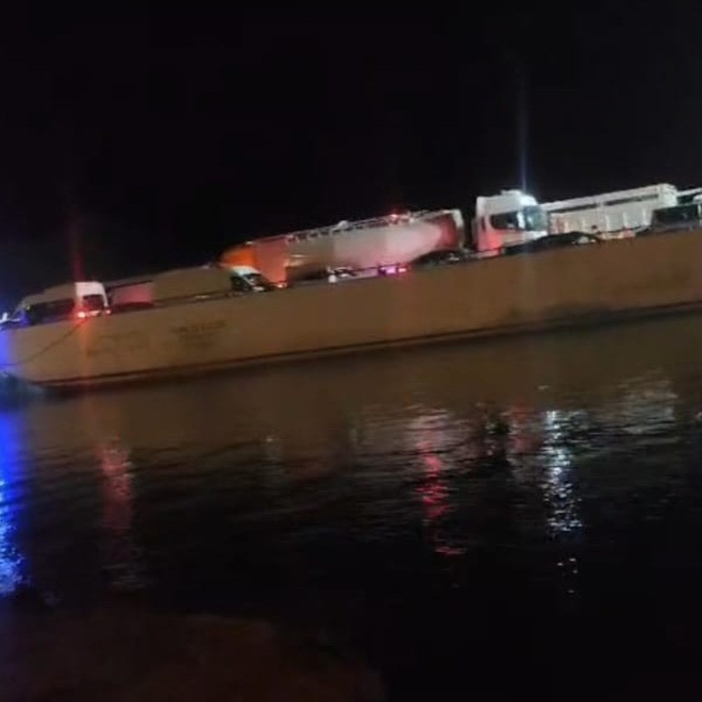 Elazığ-Pertek feribotunda motor arızası: İskeleye bir süre yanaşamadı