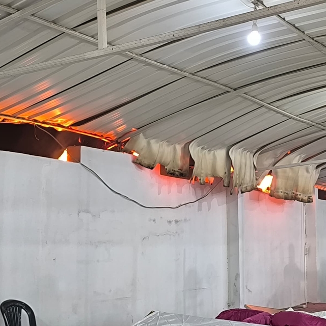 Düğünde çıkan yangına aldırış etmeden halaya devam ettiler