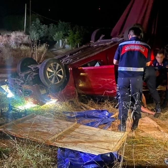 İnegöl'de otomobil şarampole yuvarlandı: 3 yaralı