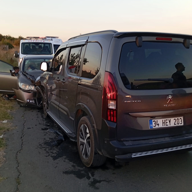 Edirne'de otomobil ile hafif ticari araç kafa kafaya çarpıştı: 2 yaralı