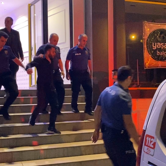 Düğünde çalınan şarkıyı beğenmeyen iki grup arası bıçaklı kavga: 3 yaralı