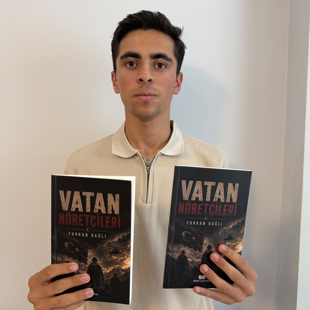 17 yaşındaki depremzede Furkan, ikinci kitabını çıkardı