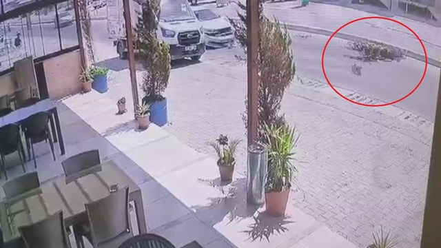 Otomobille çarpışan motosikletlinin havada takla attığı anlar kamerada