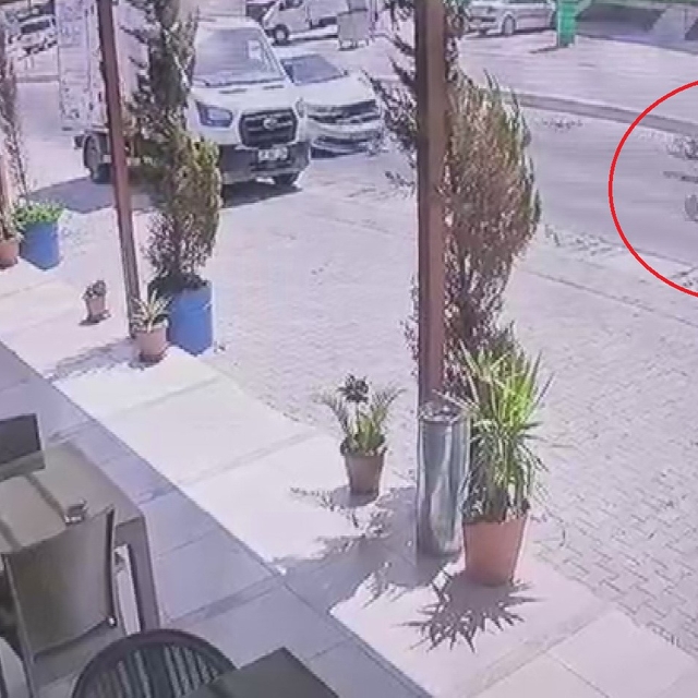 Otomobille çarpışan motosikletlinin havada takla attığı anlar kamerada