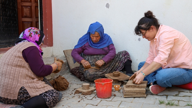 Gümüşhane'de 70 yaşındaki çömlek ustalarının emeği seramik sanatına ilham oldu
Gümüşhaneli Mimar Elif Işık Canlı asırlık Dölek çamurunu seramik atölyesinde işledi
