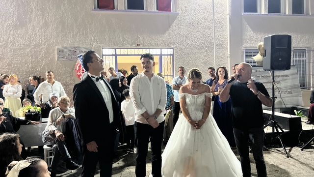 25 yıllık evliliklerini hayallerindeki düğünle taçlandırdılar