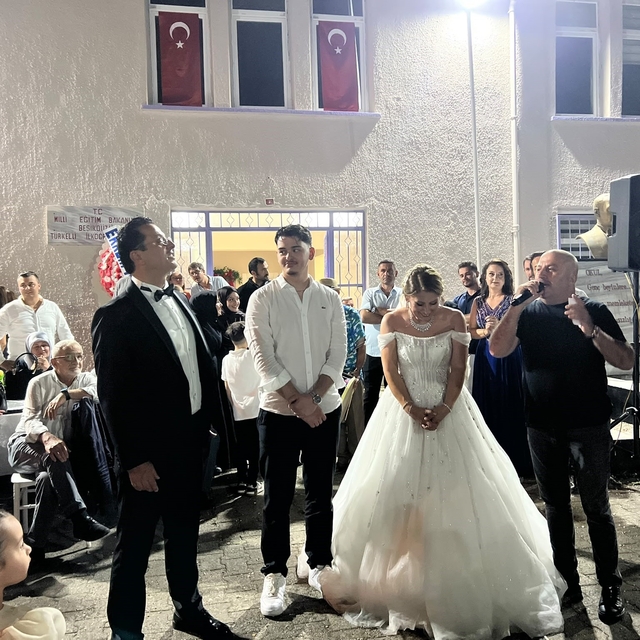 25 yıllık evliliklerini hayallerindeki düğünle taçlandırdılar