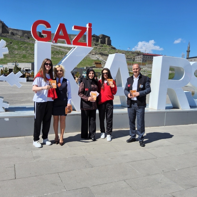 Kars'ta kadına yönelik şiddetle mücadele için sahada bilgilendirme çalışmal...
