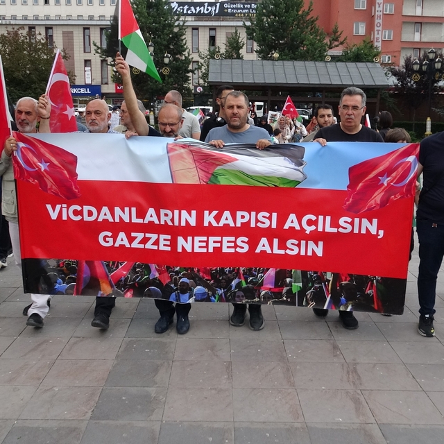 Erzurum'da sağlıkçılar 142. kez Gazze için yürüdü