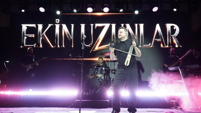 Ekin Uzunlar sahnede kemençe şov yaptı