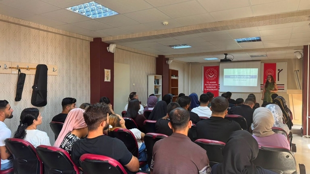 Adana'da evlilik yolundaki çiftler eğitim programında buluştu