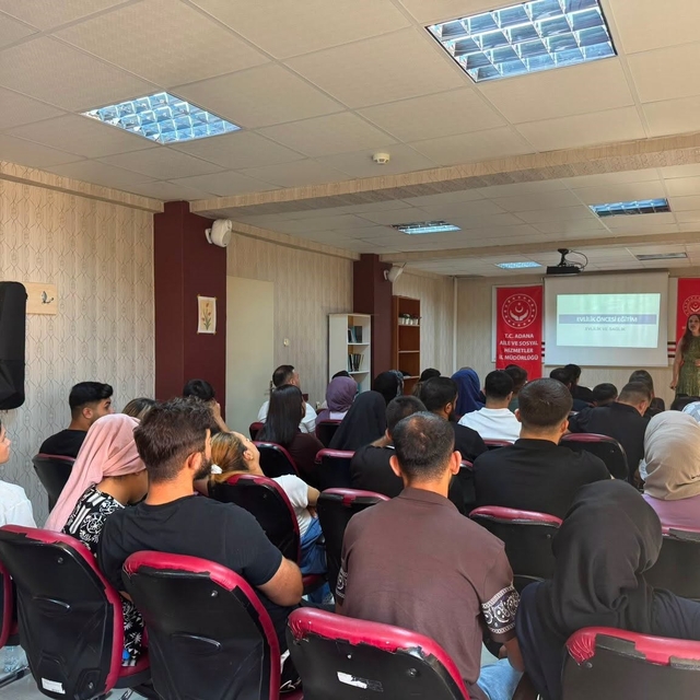 Adana'da evlilik yolundaki çiftler eğitim programında buluştu