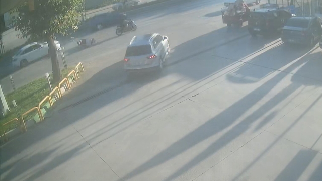 Direksiyon hakimiyetini kaybeden motosiklet otomobile çarptı