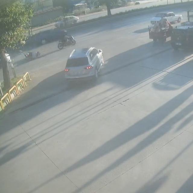 Direksiyon hakimiyetini kaybeden motosiklet otomobile çarptı