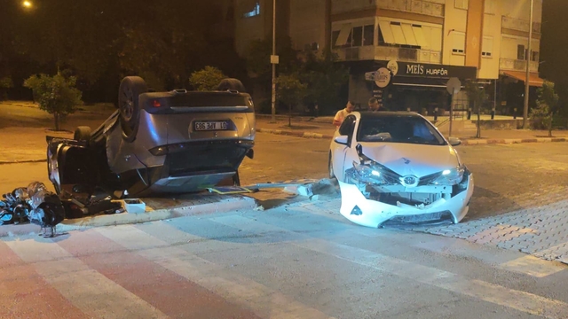 Çarpışmanın etkisiyle ters dönen otomobilden hafif yaralı çıktılar
Kavşakta iki otomobil çarpıştı