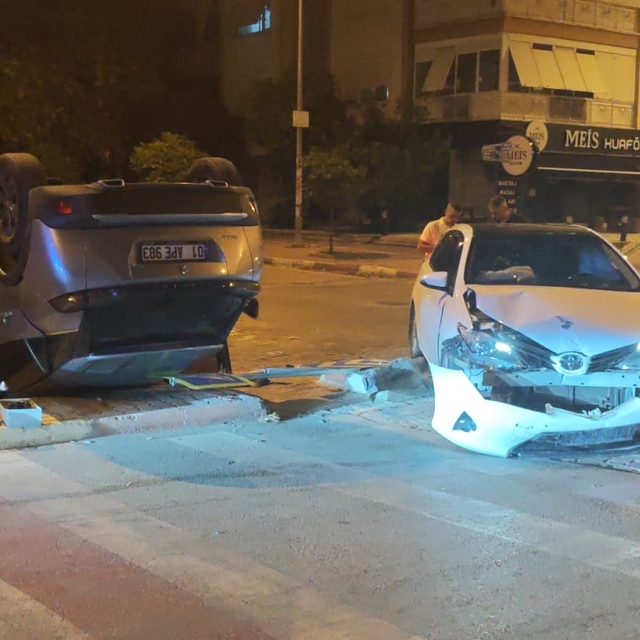 Çarpışmanın etkisiyle ters dönen otomobilden hafif yaralı çıktılar
Kavşakta...