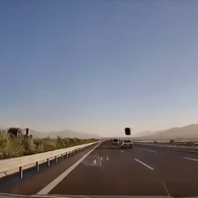 Rüzgardan uçan portbagaj faciaya neden oluyordu