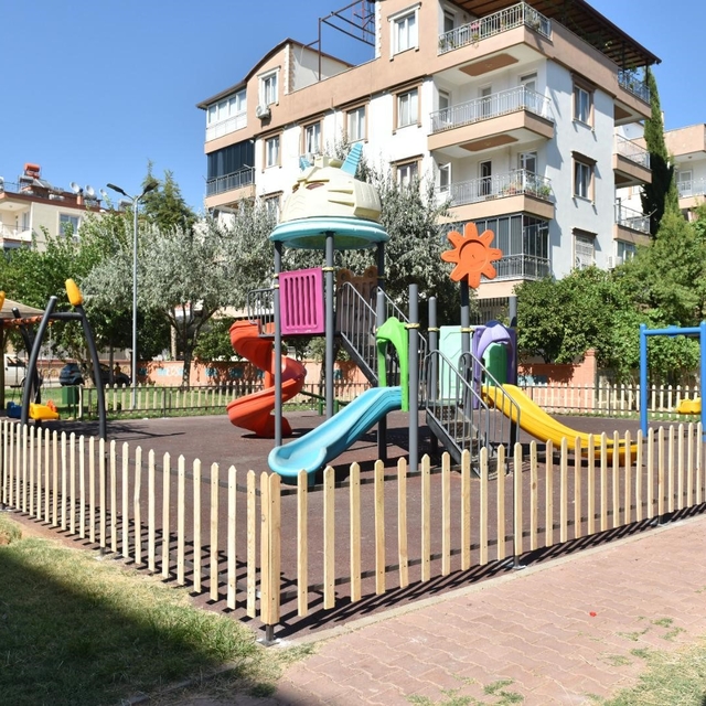 Anne istedi, çocuk parkının çevresi güvenli çitle çevrildi