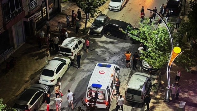Bafra'da kontrolden çıkan otomobil park halindeki 6 araca çarptı