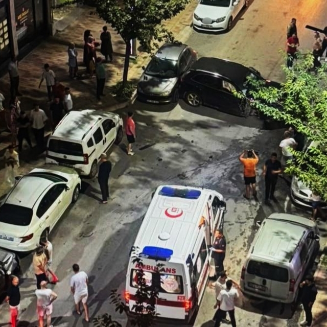 Bafra'da kontrolden çıkan otomobil park halindeki 6 araca çarptı