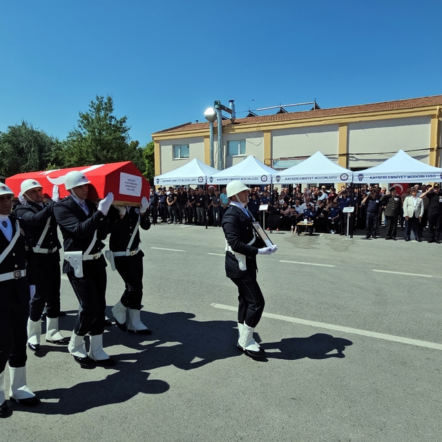Merhum polis babasını asker selamı ile uğurladı
Kayseri'de rahatsızlanarak...