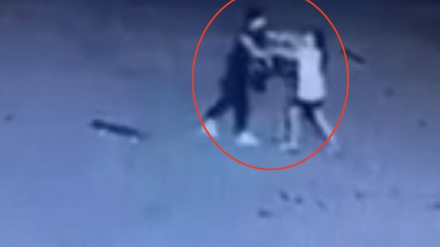 11 yaşındaki çocuğu site bahçesinde darbetti; olay kamerada