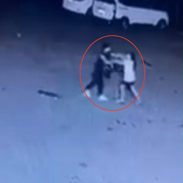 11 yaşındaki çocuğu site bahçesinde darbetti; olay kamerada