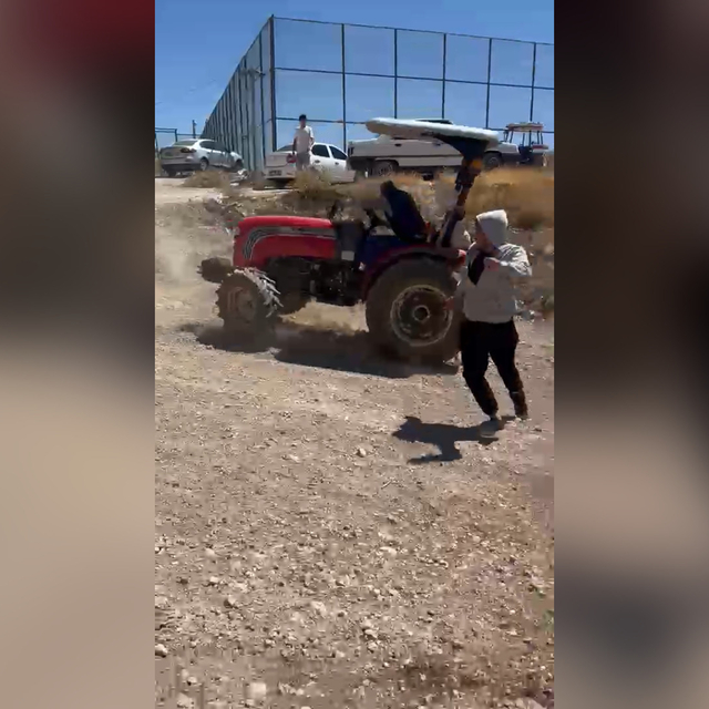 Tartıştığı ailenin üzerine traktör sürdü; o anlar kamerada
