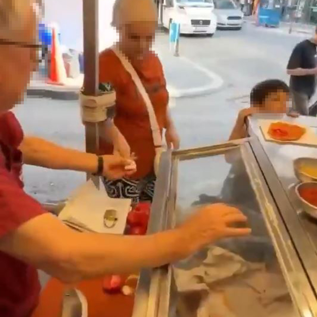 Çocuğu için lahmacun almak isteyen kadına '5'ten az satmam' diyen seyyar sa...
