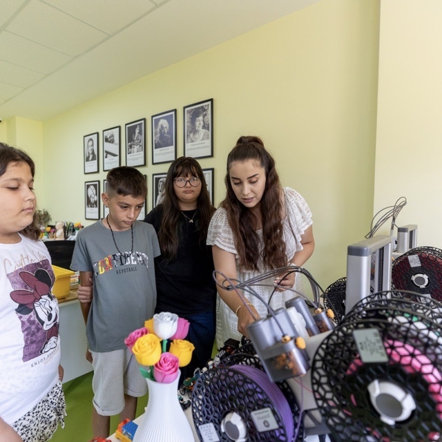 Mersin'de çocuklar Rubik Küp çözen robot geliştirdi