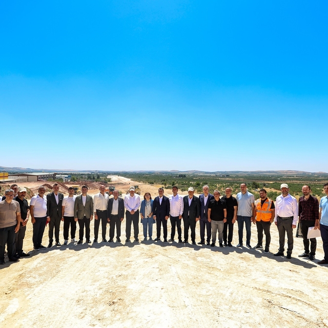 Şahin, Mavikent-Havalimanı yolu çalışmalarını inceledi
Yol çalışmalarında y...