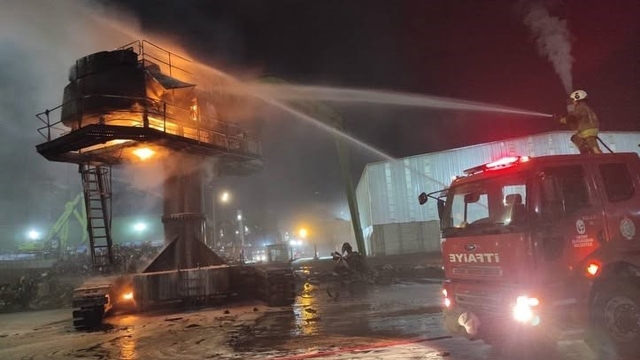İskenderun'da vinç alevlere teslim oldu