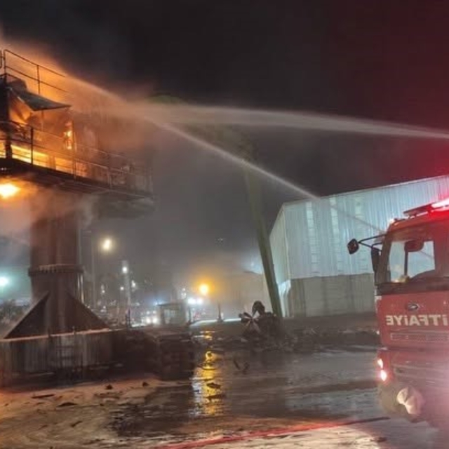 İskenderun'da vinç alevlere teslim oldu