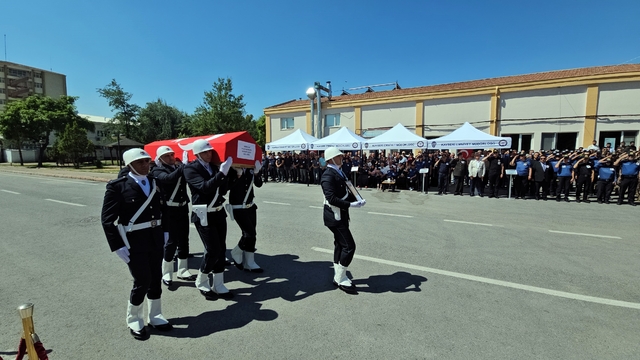Merhum polis babasını asker selamı ile uğurladı
Kayseri'de rahatsızlanarak hayatını kaybeden polis memuru için emniyette tören düzenlendi