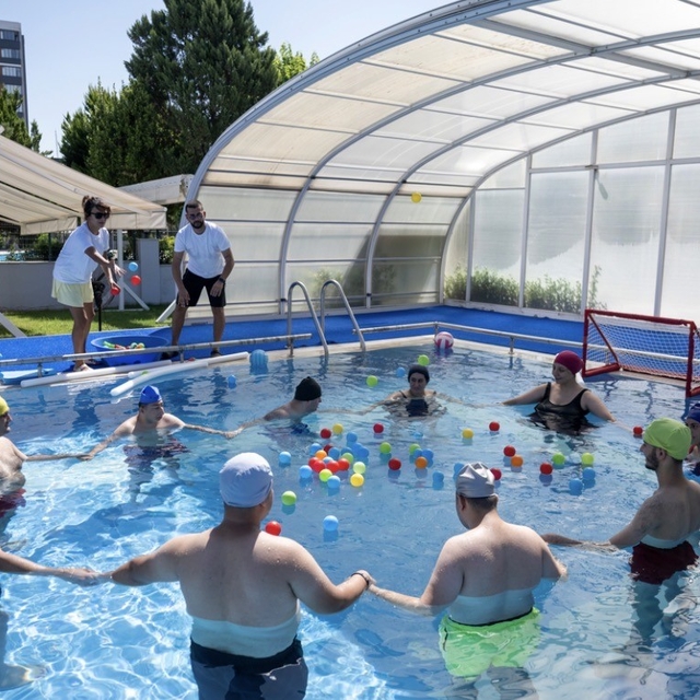 Mersin'de özel bireyler havuzda yazın tadını çıkarıyor