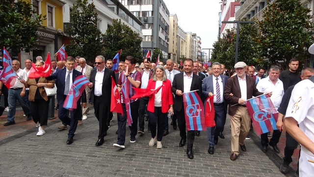 Ertuğrul Doğan: "Bizim taşıdığımız Trabzonspor'un şerefli armasıdır"
Trabzonspor Başkanı Ertuğrul Doğan:
"Hayal denilen hedefleri gerçeğe dönüştürdük"
"Trabzonspor ile yaşıyor, tüm enerjimizi kulübümüz için harcıyoruz"