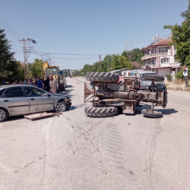 Otomobilin çarptığı traktör yan yattı