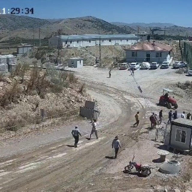 Traktörü üzerlerine sürdüğü kavganın kamera görüntüleri ortaya çıktı
Taşlı...