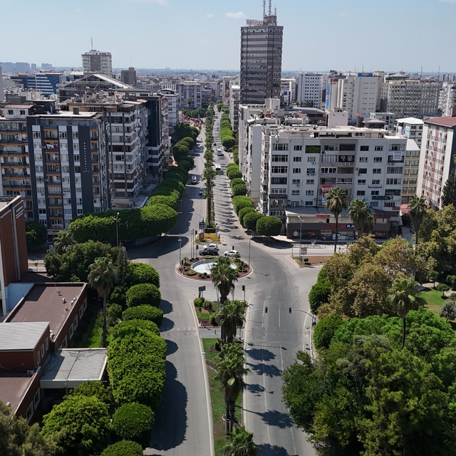 Sıcak hava Adana'nın simge noktalarını sessizliğe bürüdü