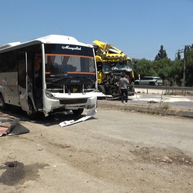 Antalya'da yolcu indirmek için duran midibüse tır arkadan çarptı: 11 yaralı