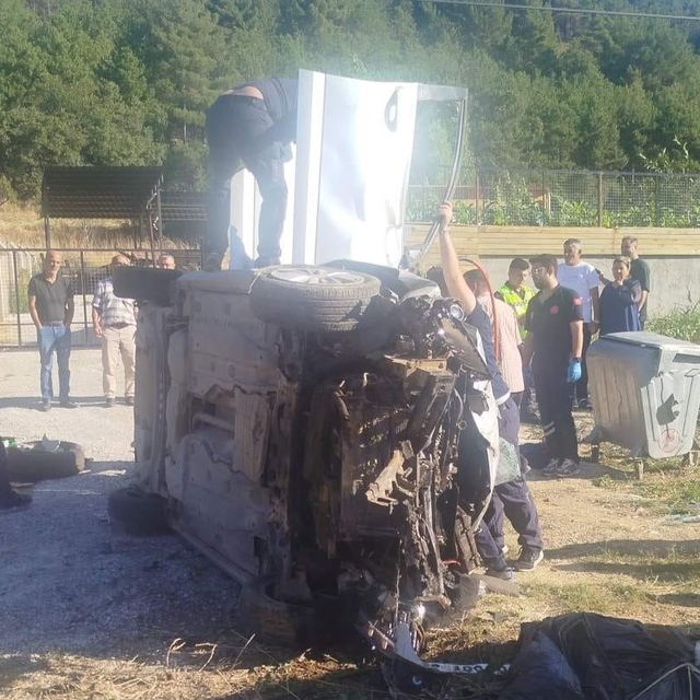 Uşak'ta otomobil karşı şeride geçip devrildi: 1 ölü, 3 yaralı