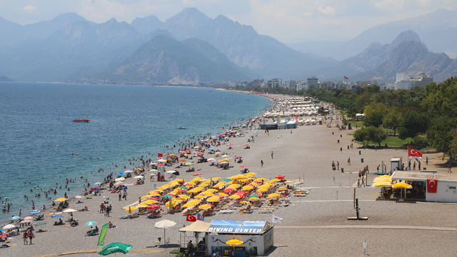 Antalya'da hissedilen sıcaklık 40 dereceyi gördü, sahiller doldu