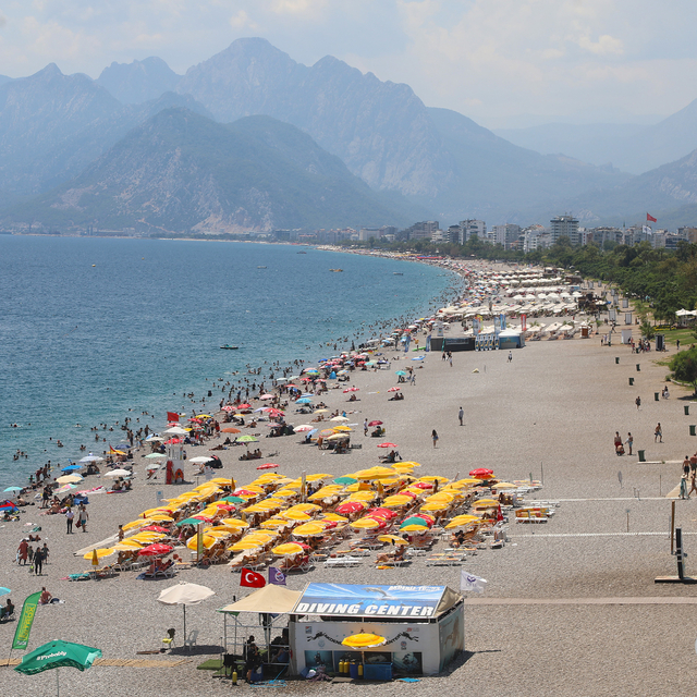 Antalya'da hissedilen sıcaklık 40 dereceyi gördü, sahiller doldu