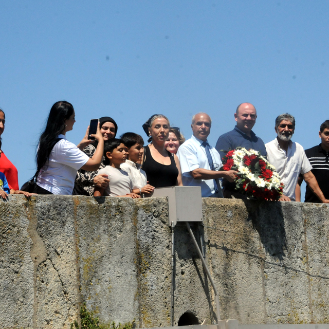 Auschwitz kampında öldürülen Romanlar törenle anıldı; Meriç Nehri'ne çiçek...